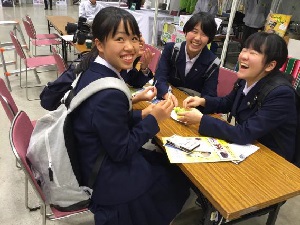 メロンを食べて笑顔の女子高生.jpg