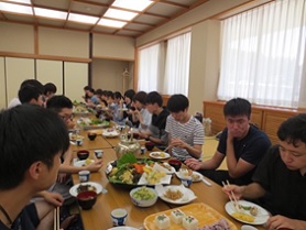昼食の様子2.jpg