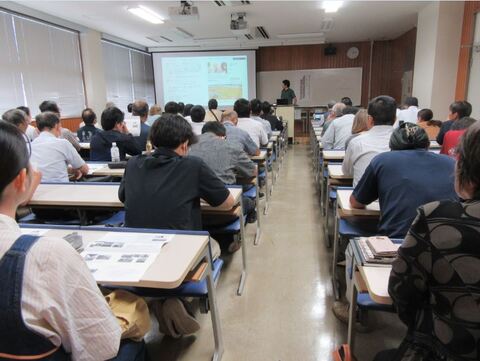 シンポジウム「果樹の施設栽培技術の構築と普及を考える」の様子