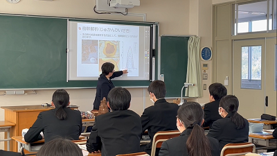 高橋准教授による樹幹解析の説明に聞き入る生徒たち